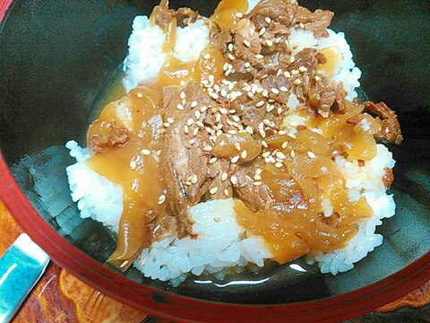 炒め牛ゴマ玉ねぎ丼